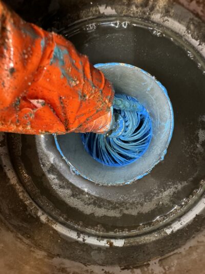 Application de résine époxy à la brosse