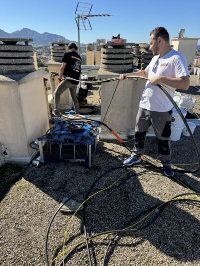 Chemisage canalisation WC en fonte sur un immeuble à Marseille
